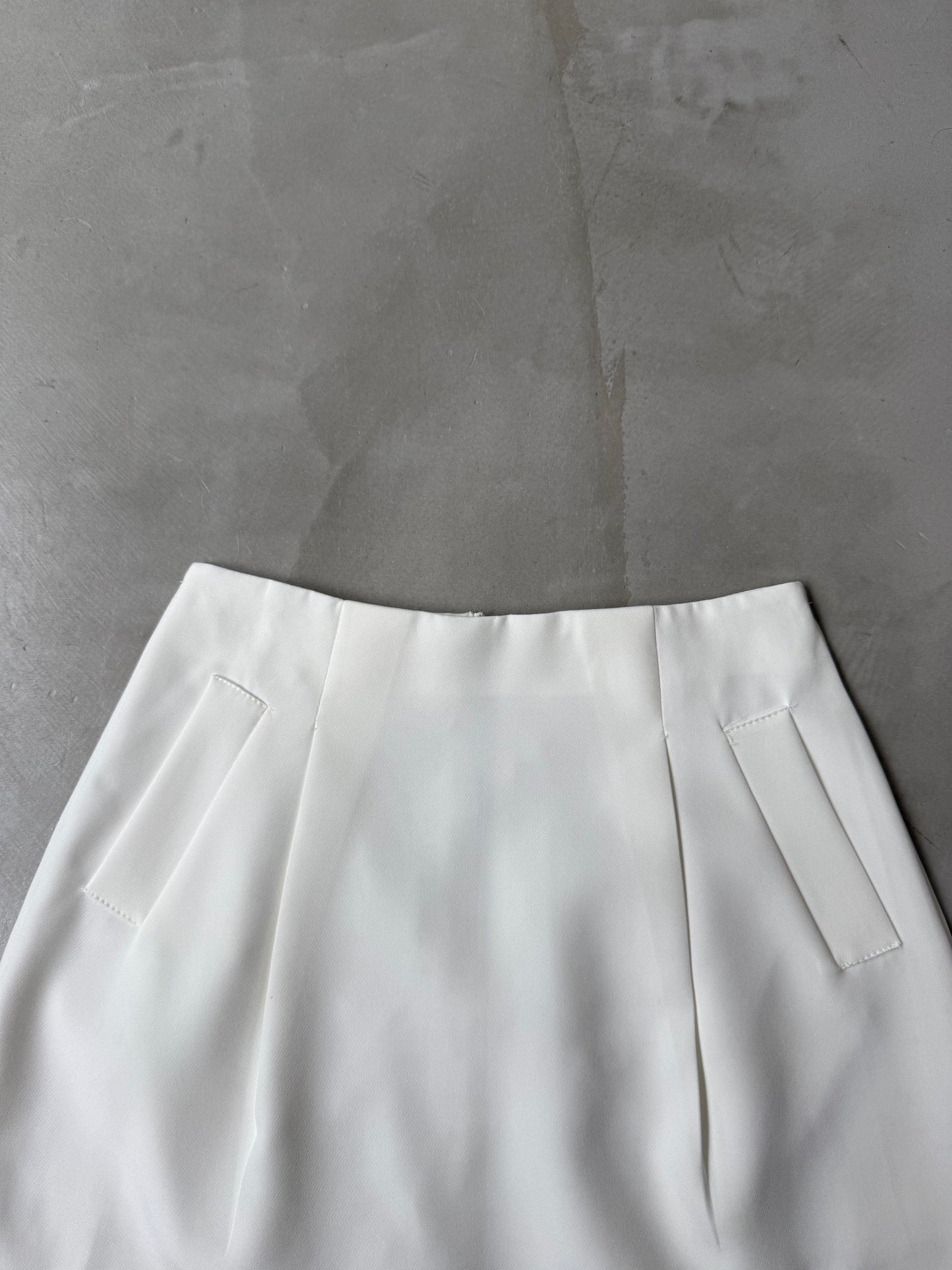 DOUBLE TUCK FLARE SKORT "WHITE"