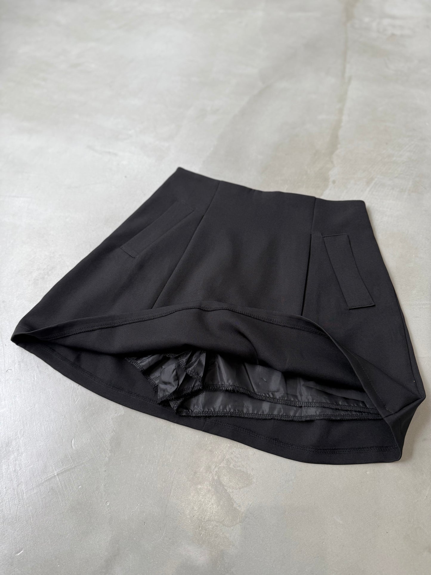 DOUBLE TUCK FLARE SKORT "BLACK"