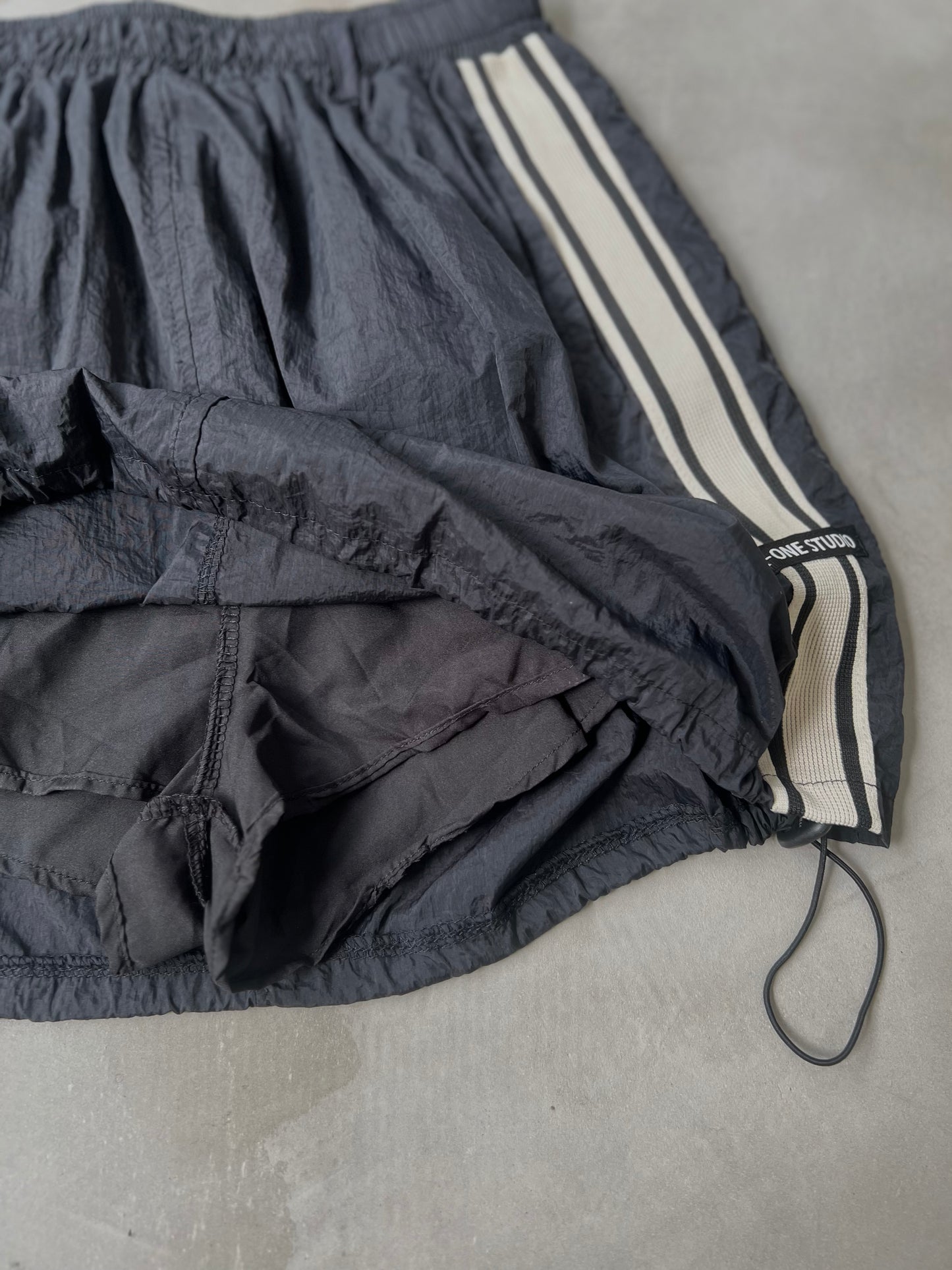 NYLON TRACK SKIRT "BLACK"