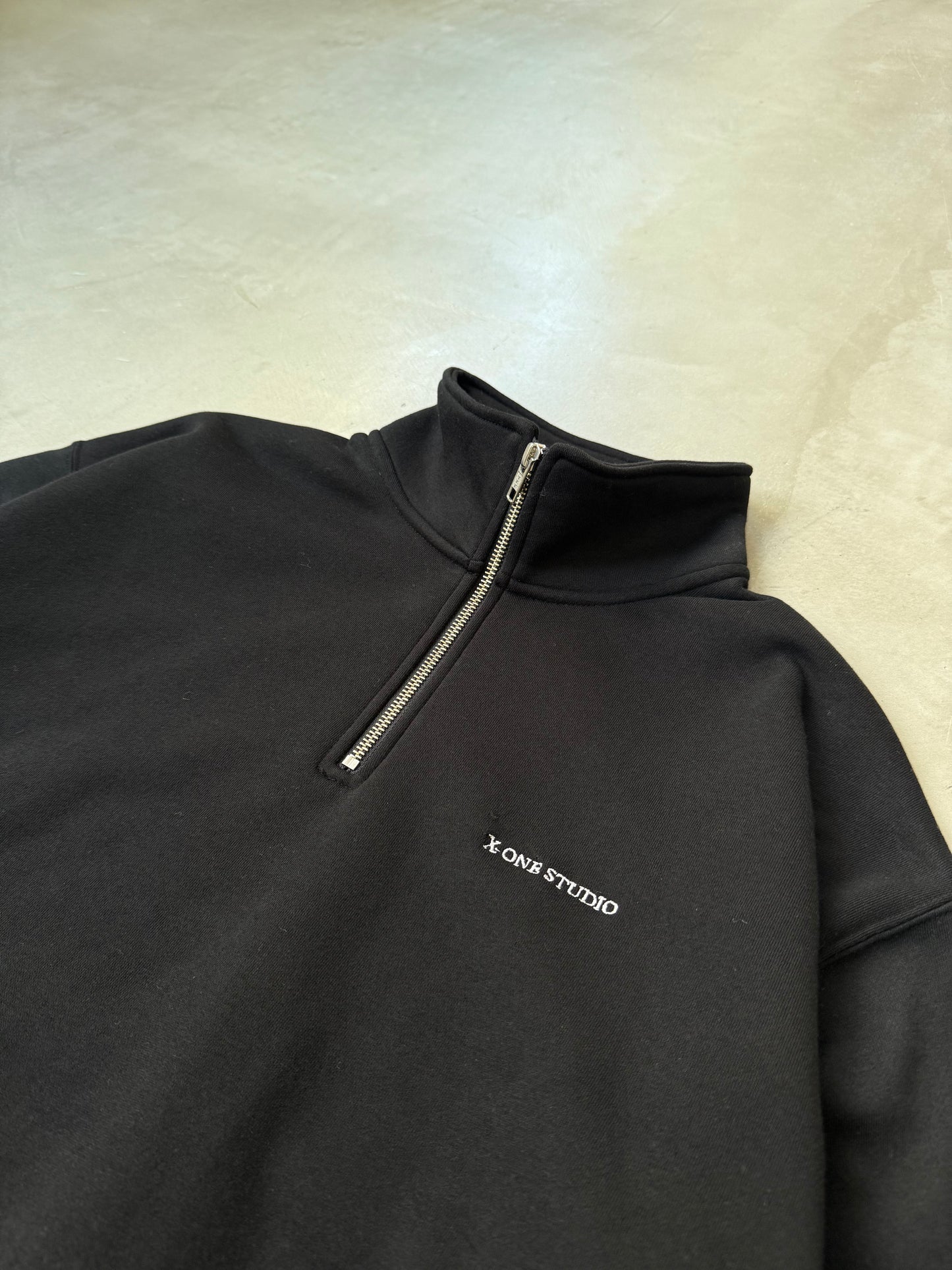 X-ONE HALF ZIP UP "BLACK"