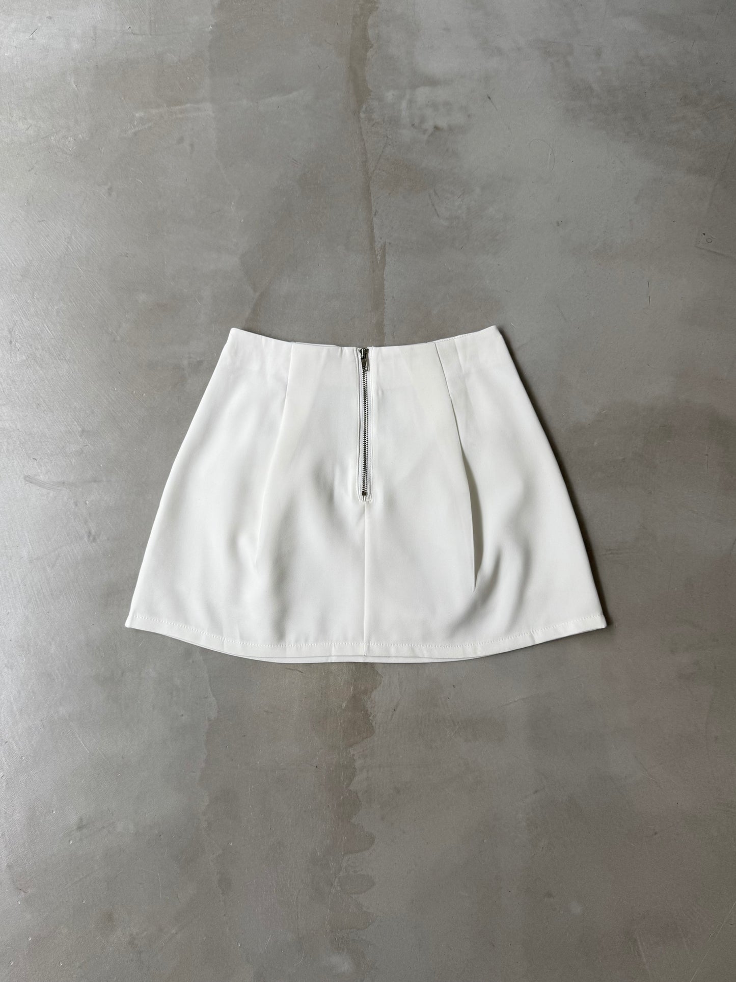 DOUBLE TUCK FLARE SKORT "WHITE"