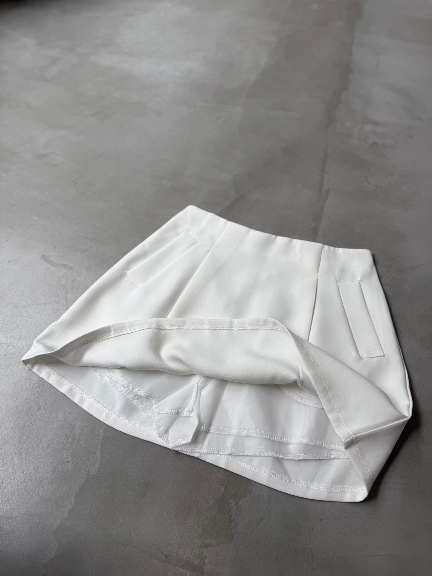 DOUBLE TUCK FLARE SKORT "WHITE"