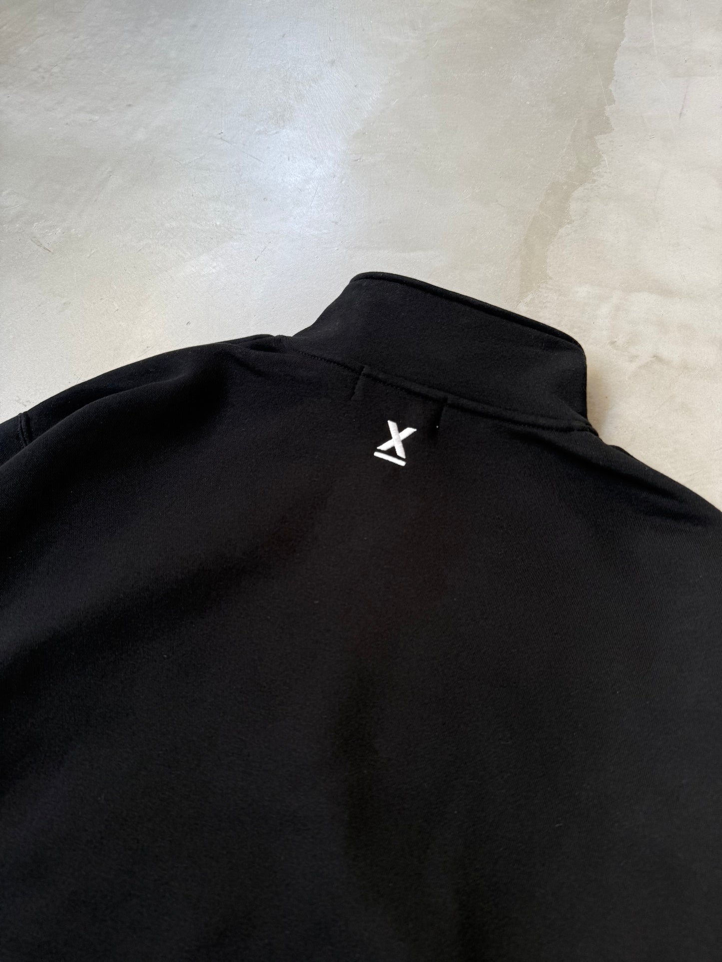 X-ONE HALF ZIP UP "BLACK"