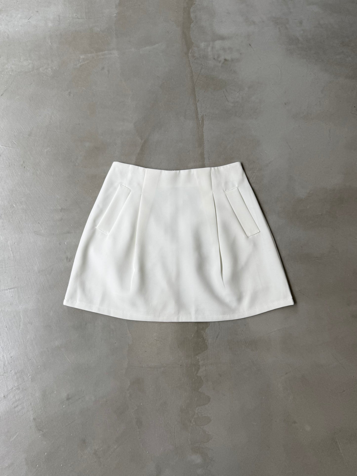 DOUBLE TUCK FLARE SKORT "WHITE"