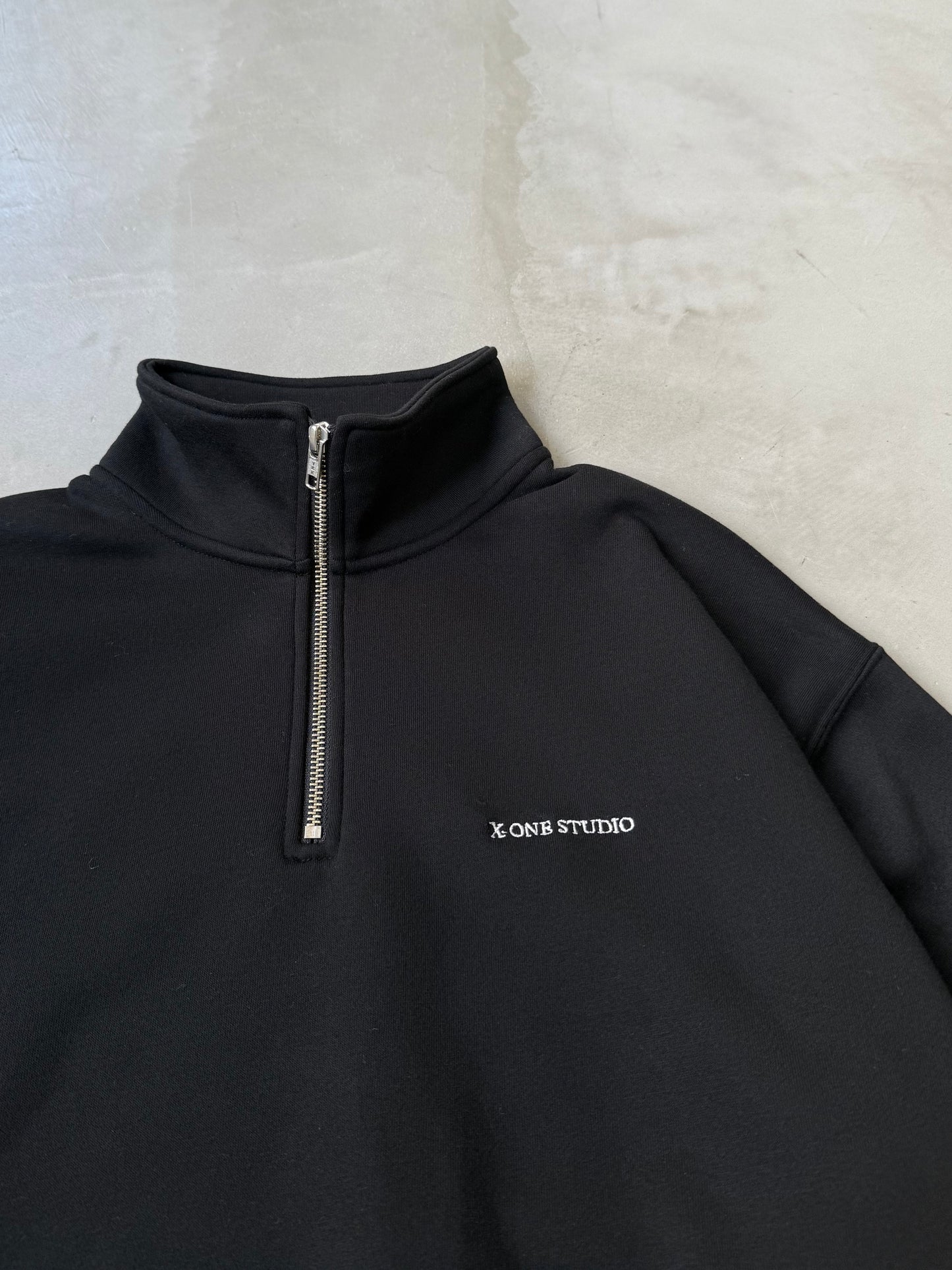 X-ONE HALF ZIP UP "BLACK"