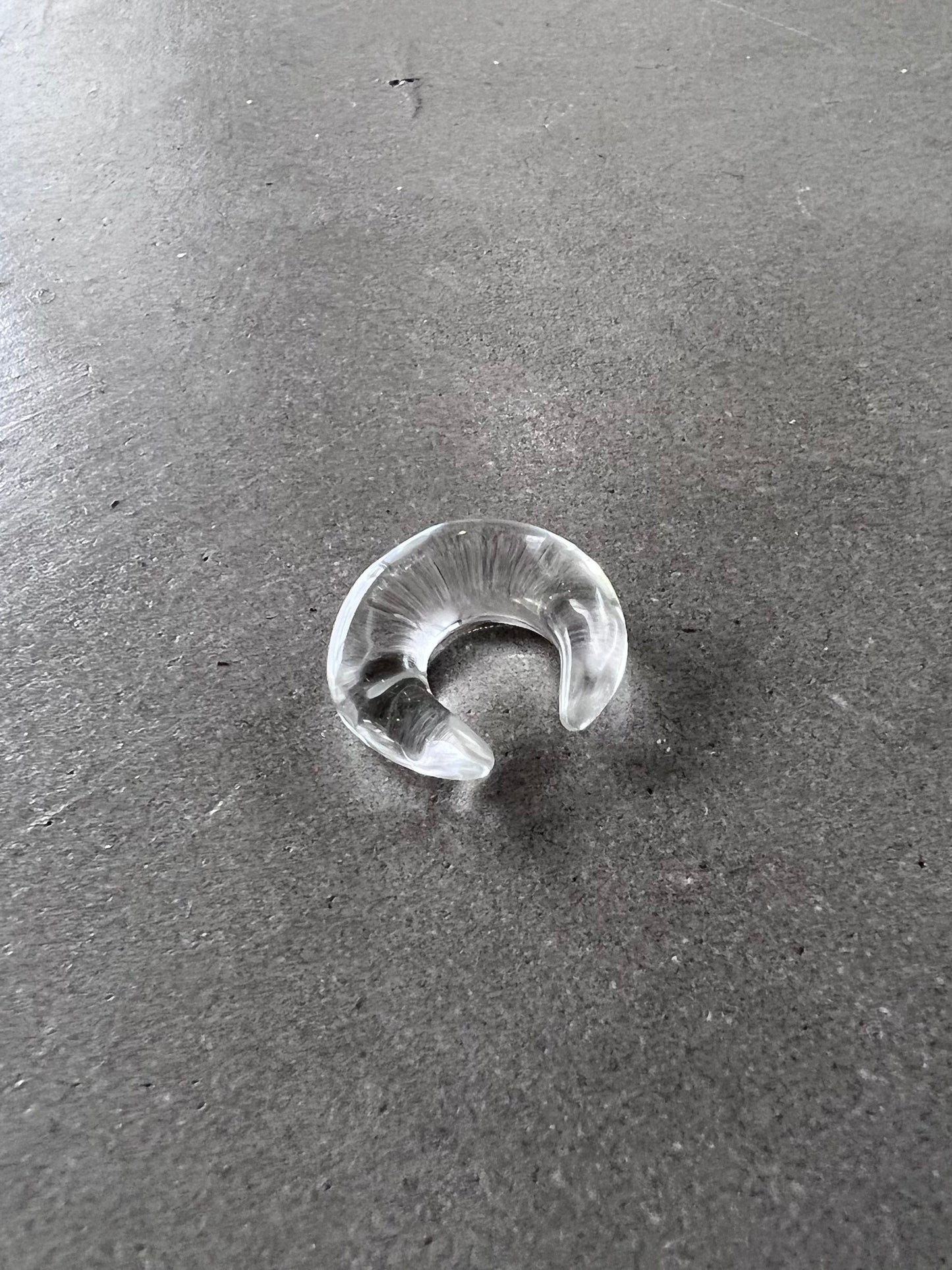 GLASSY BILLOW EARCUFF