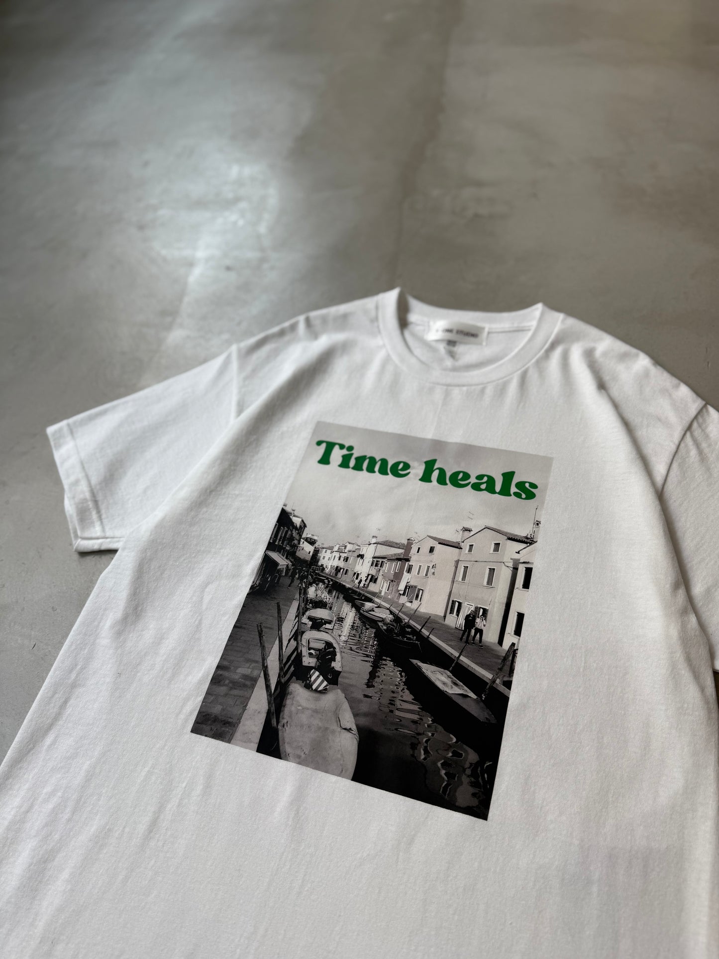 GRAPHIC TEE "Time heals"