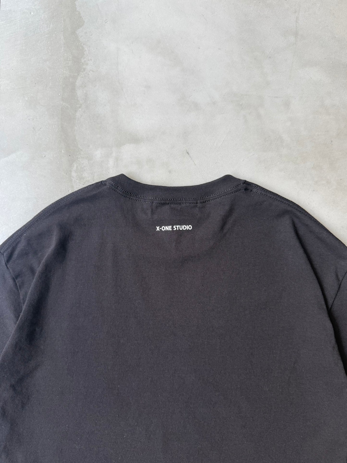 GRAPHIC TEE "Stand out"