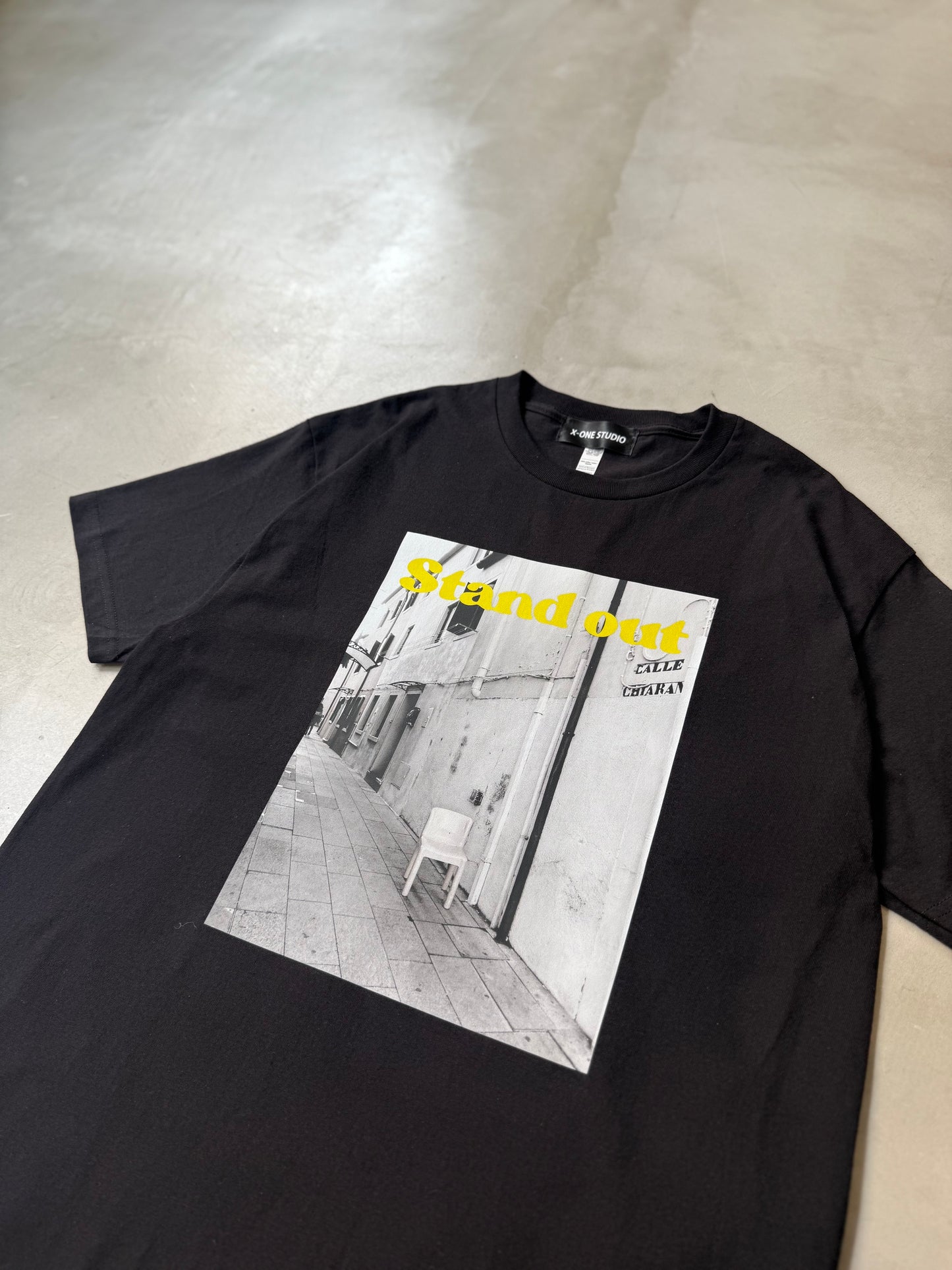 GRAPHIC TEE "Stand out"