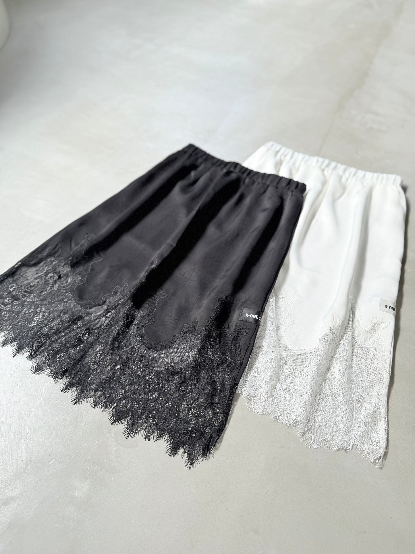 SATIN LACE SKIRT "BLACK"