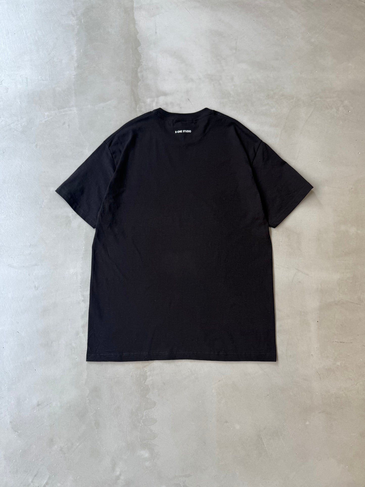 GRAPHIC TEE "Stand out"