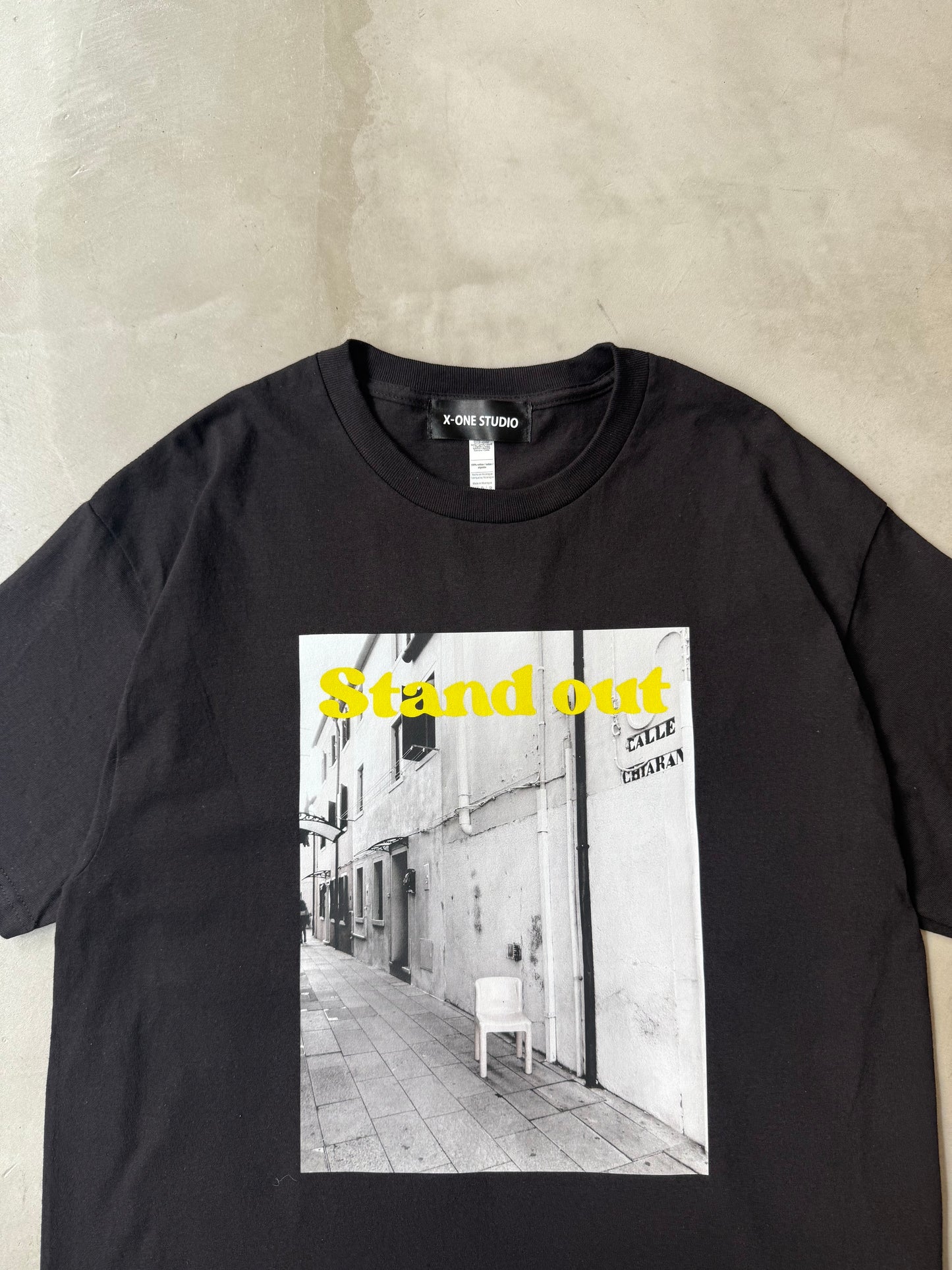 GRAPHIC TEE "Stand out"