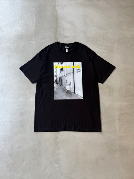 GRAPHIC TEE "Stand out"