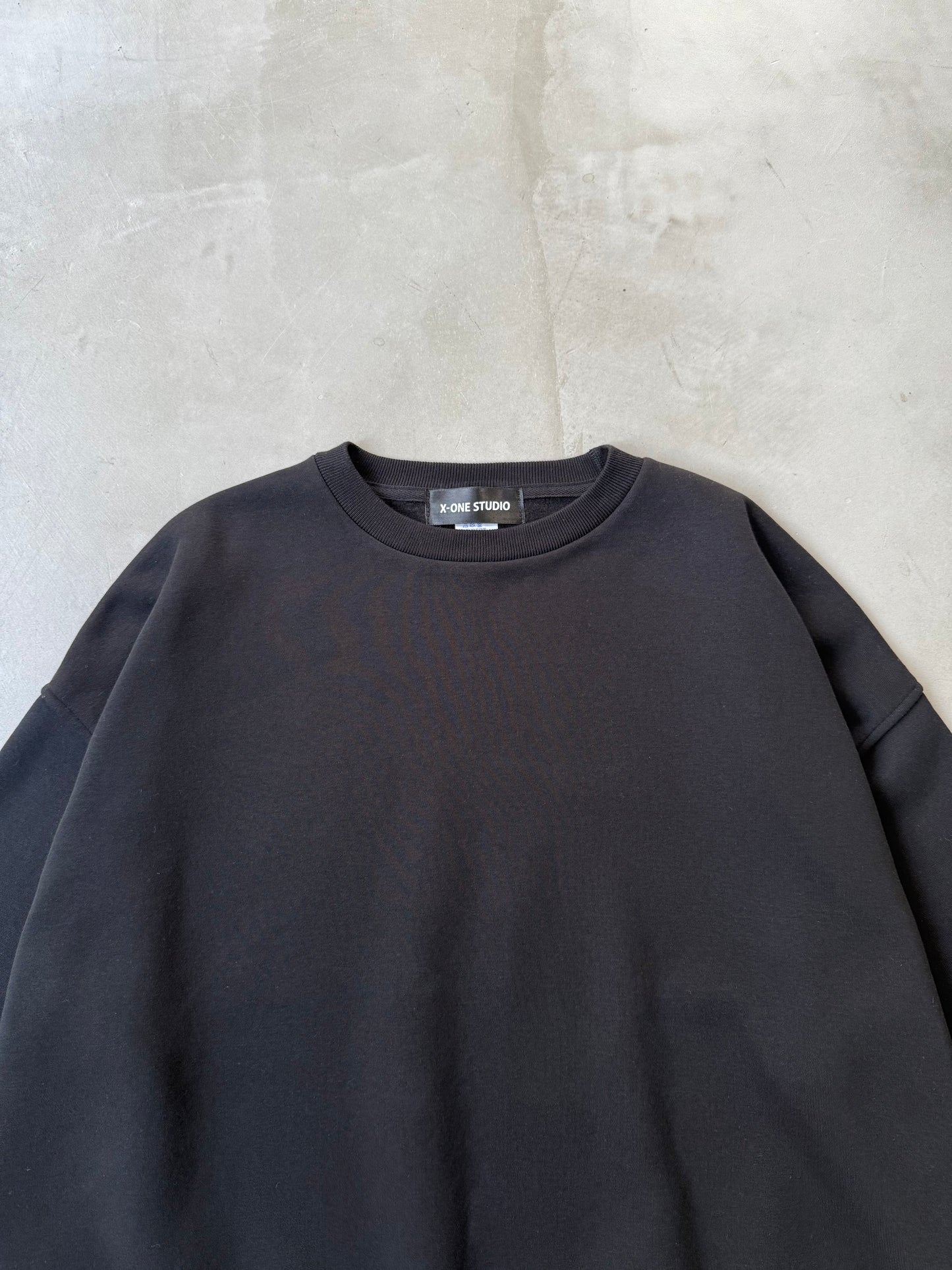 X-ONE BACK LOGO SWEAT "BLACK"