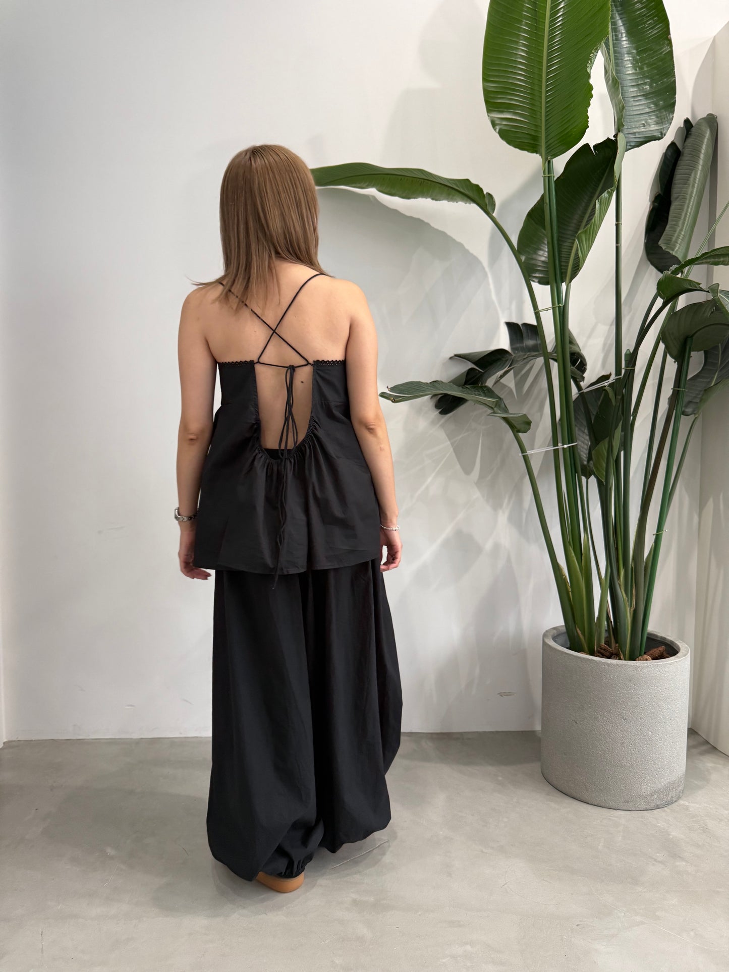 BACK OPEN CAMI "BLACK"