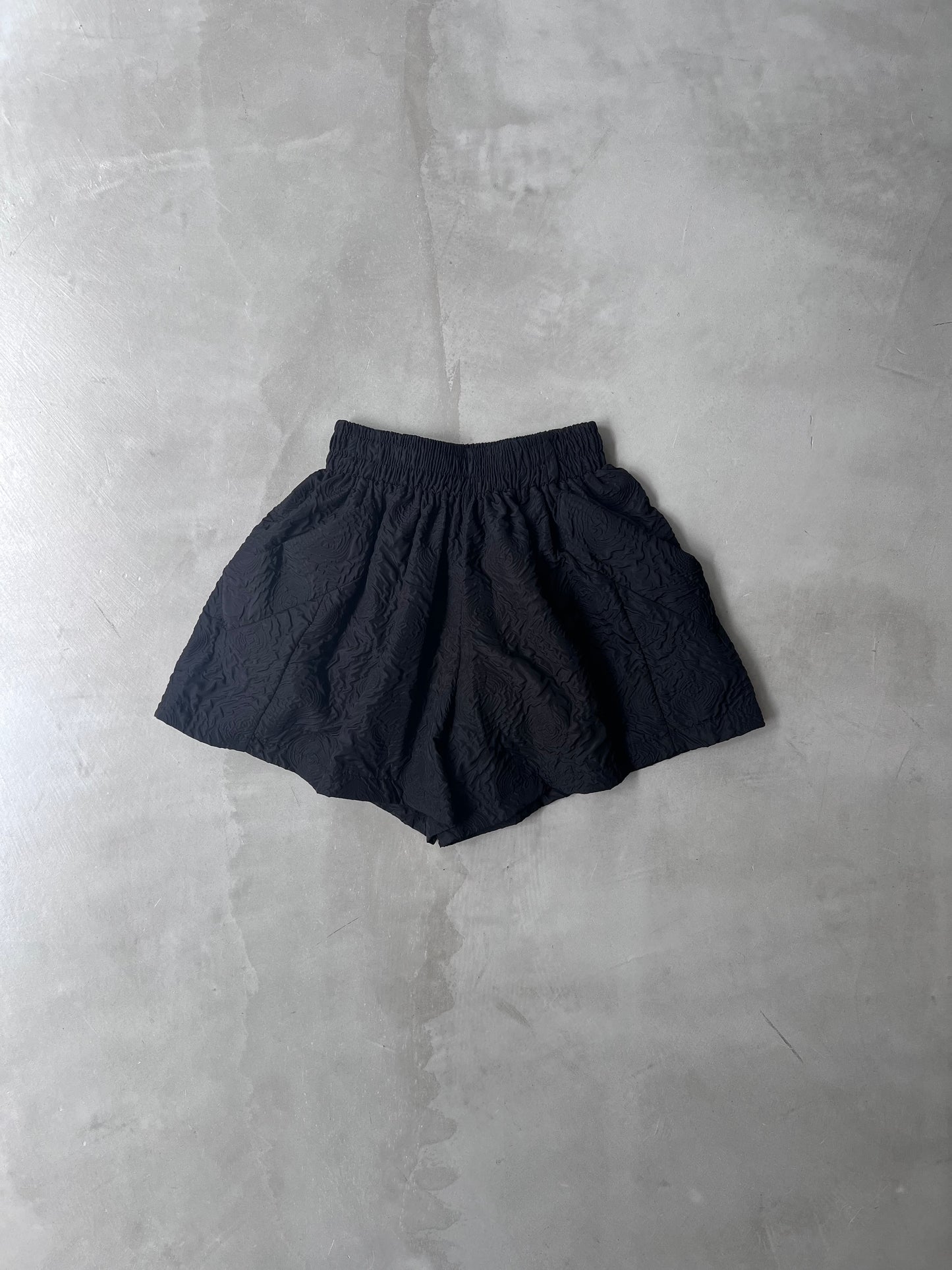 FLOWER EMBOSSED PANTS "BLACK"