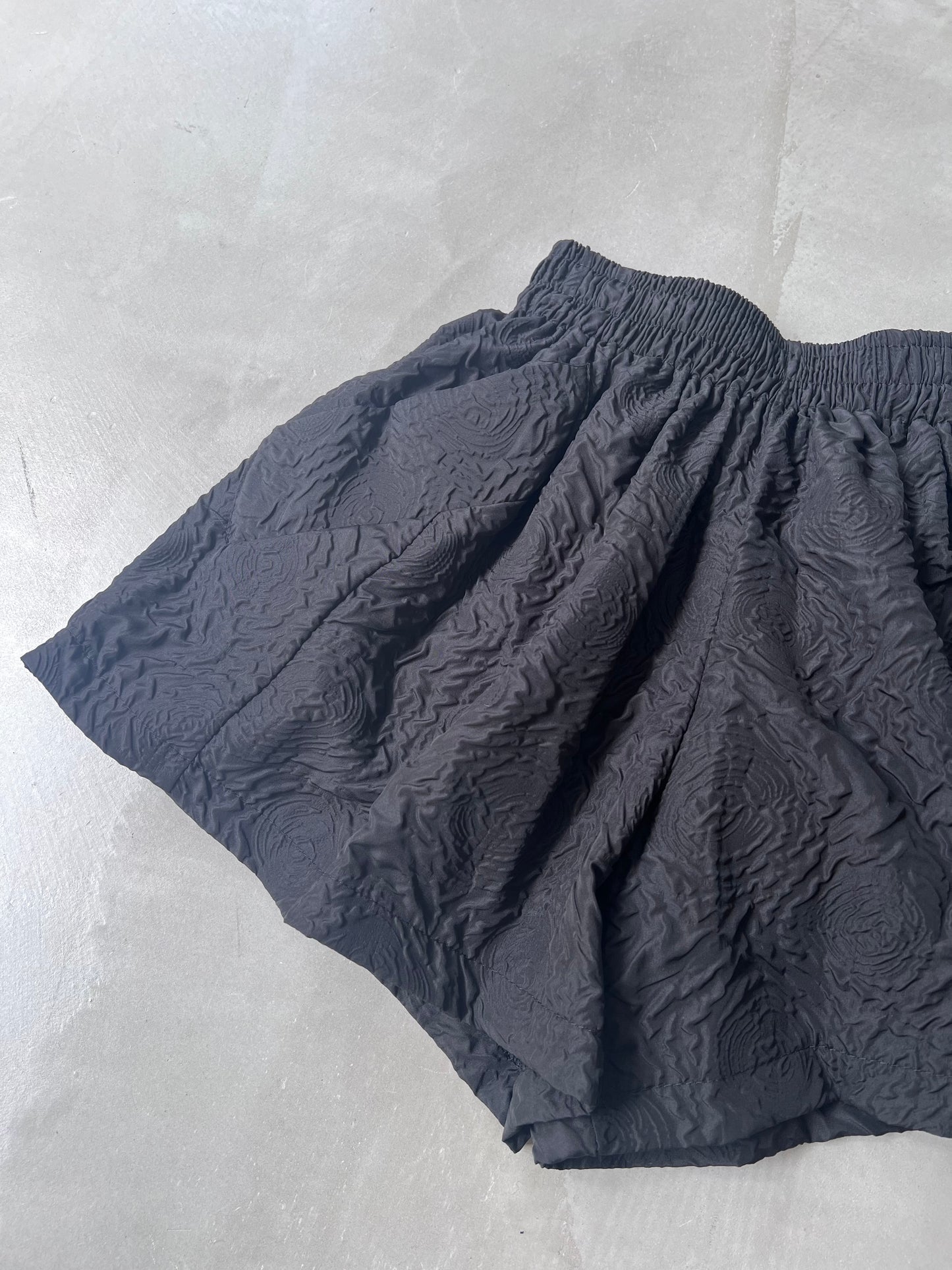 FLOWER EMBOSSED PANTS "BLACK"