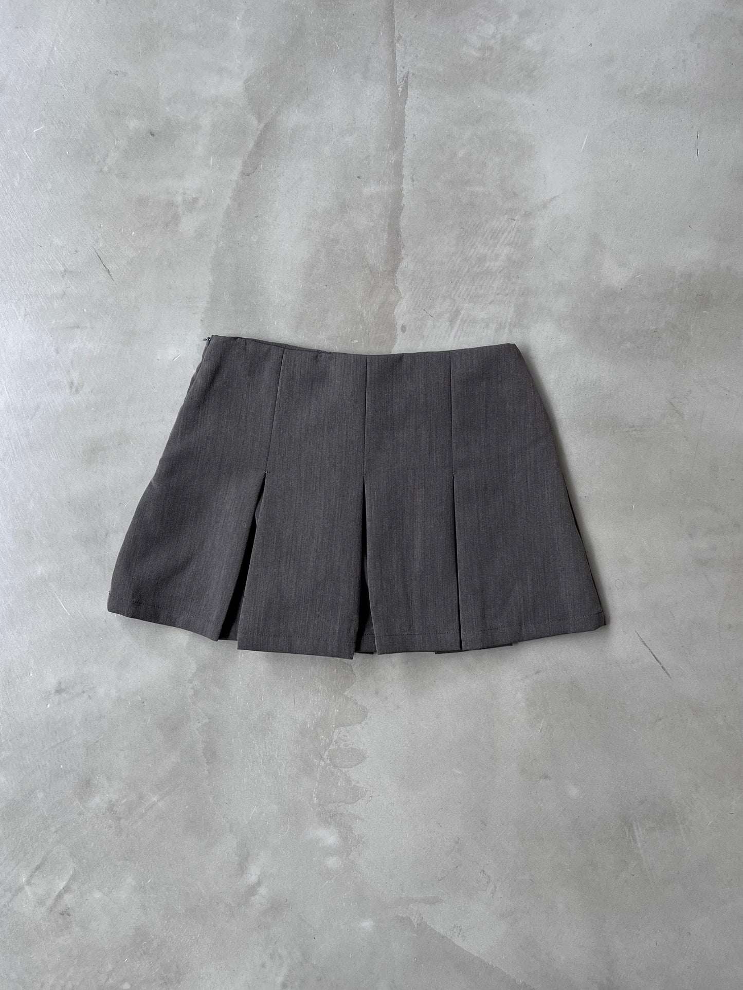 PLEATED BERMUDA SKORT  "GRAY"