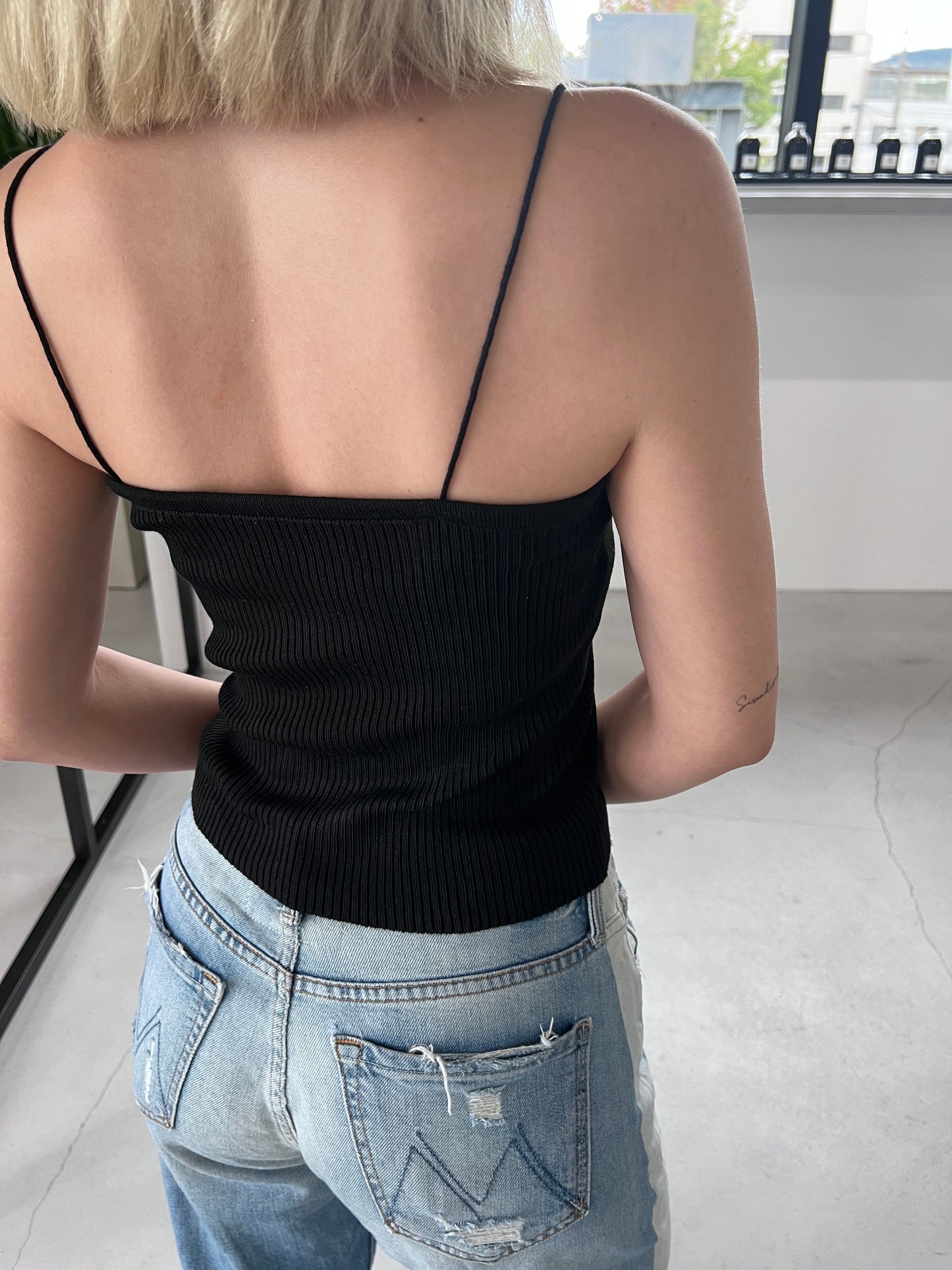 SPAGHETTI STRAP RIB CAMISOLE "BLACK"