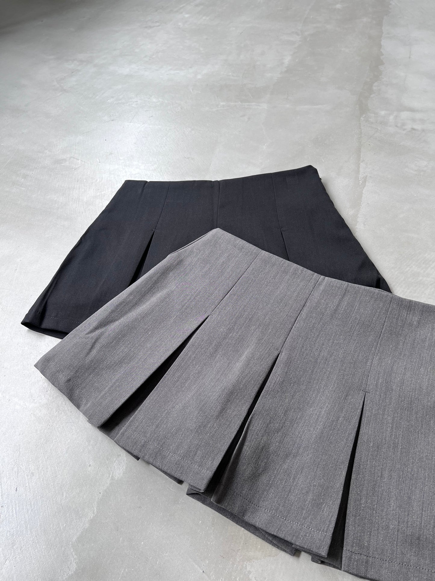 PLEATED BERMUDA SKORT  "GRAY"