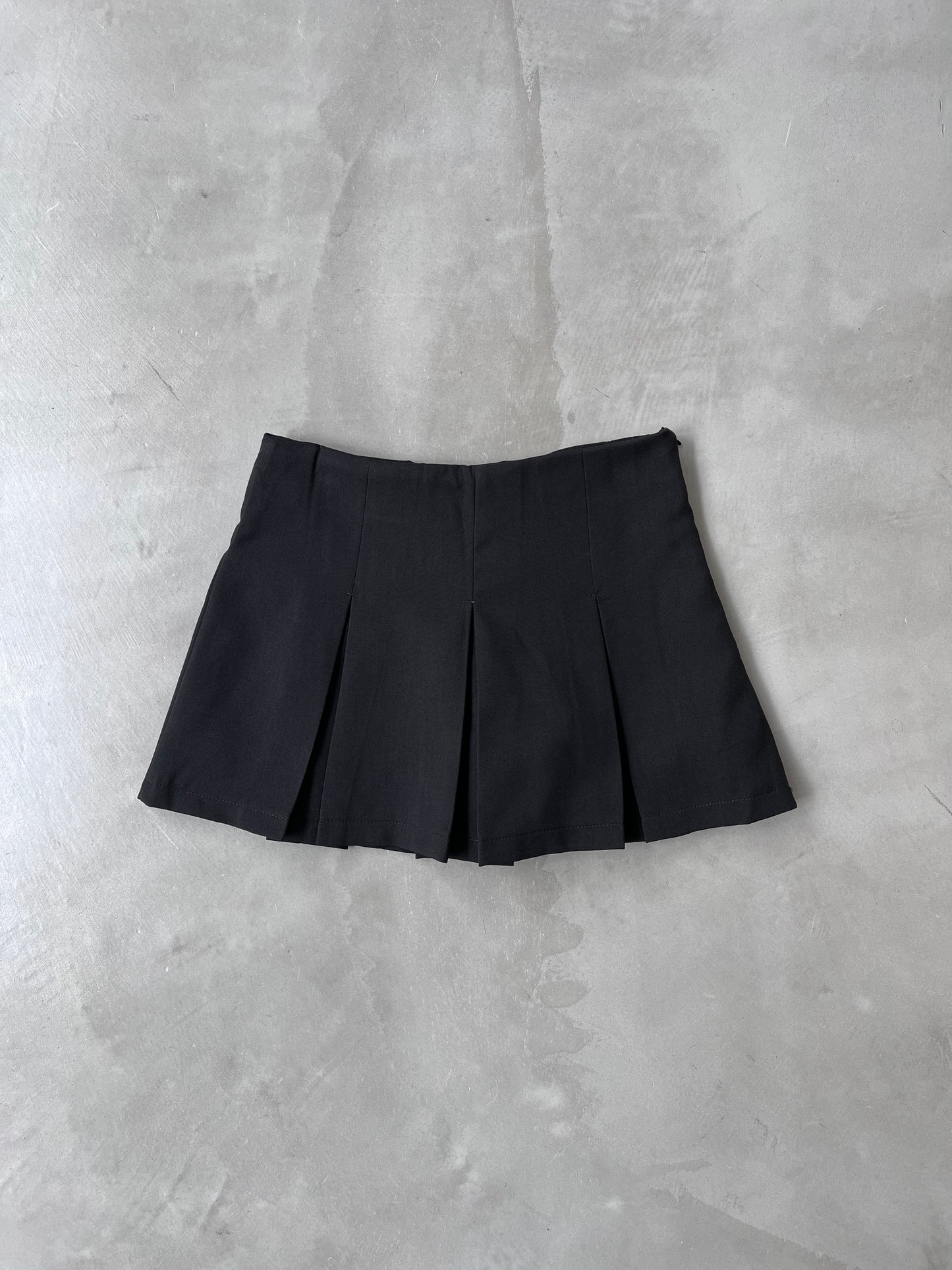 PLEATED BERMUDA SKORT  "BLACK"