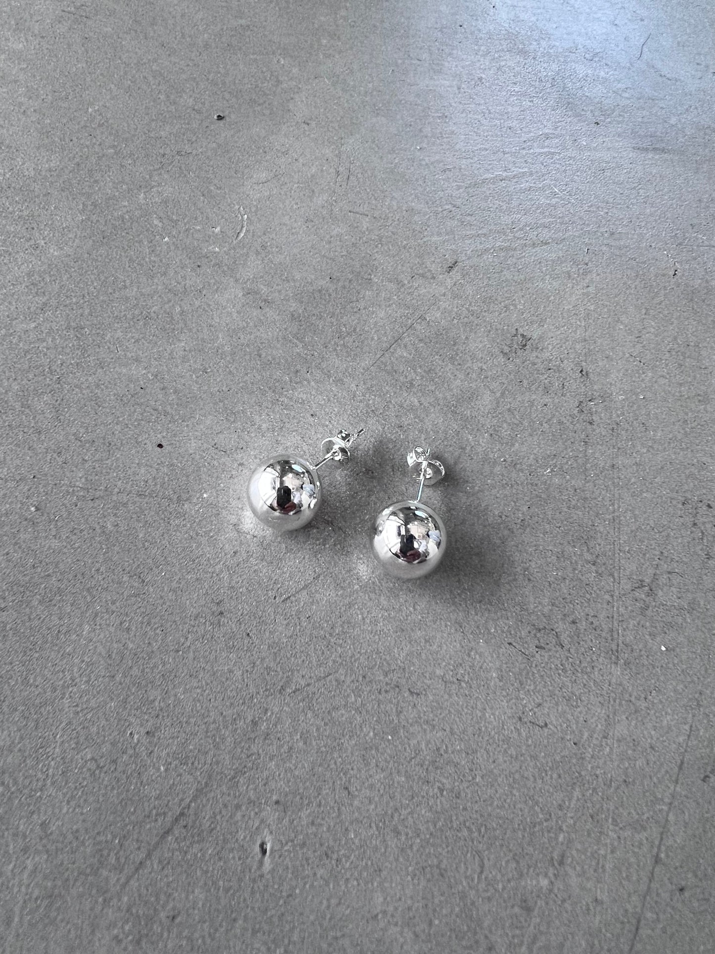 BALL EARRING