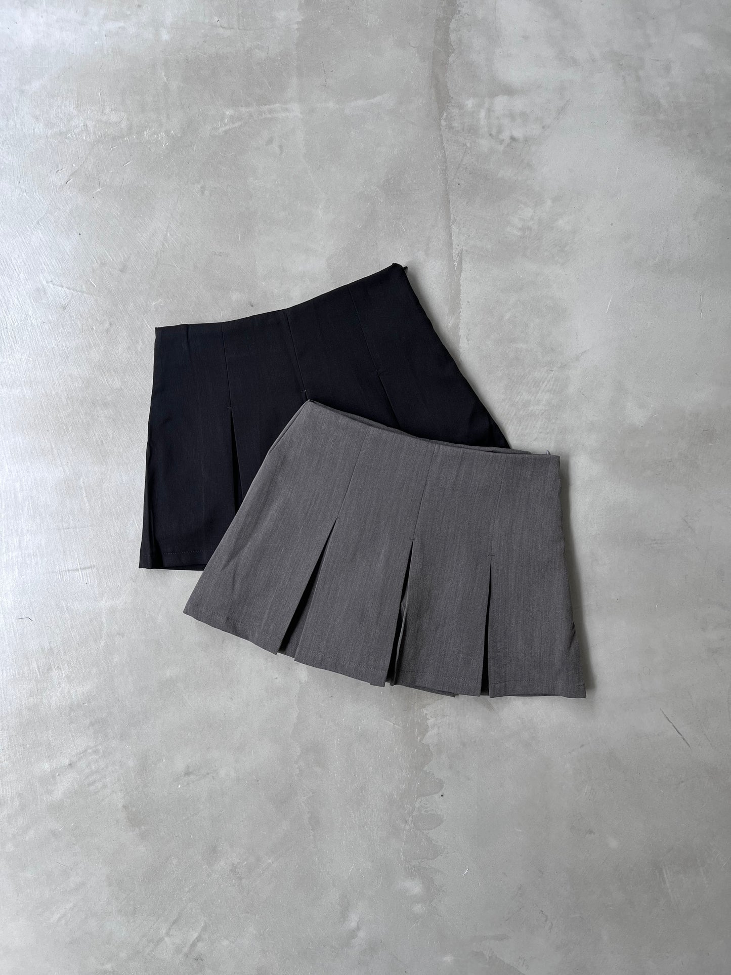 PLEATED BERMUDA SKORT  "GRAY"