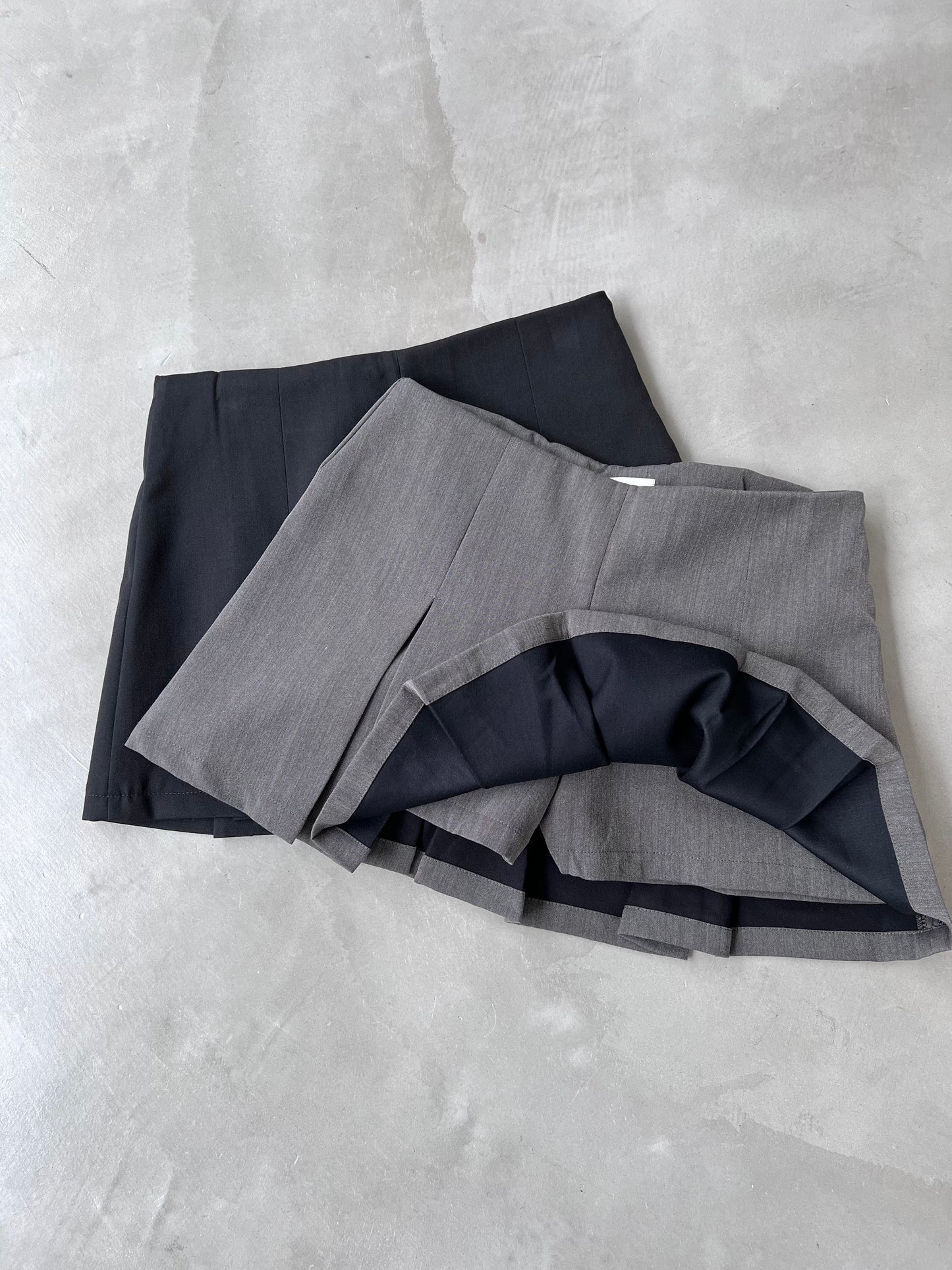 PLEATED BERMUDA SKORT  "GRAY"