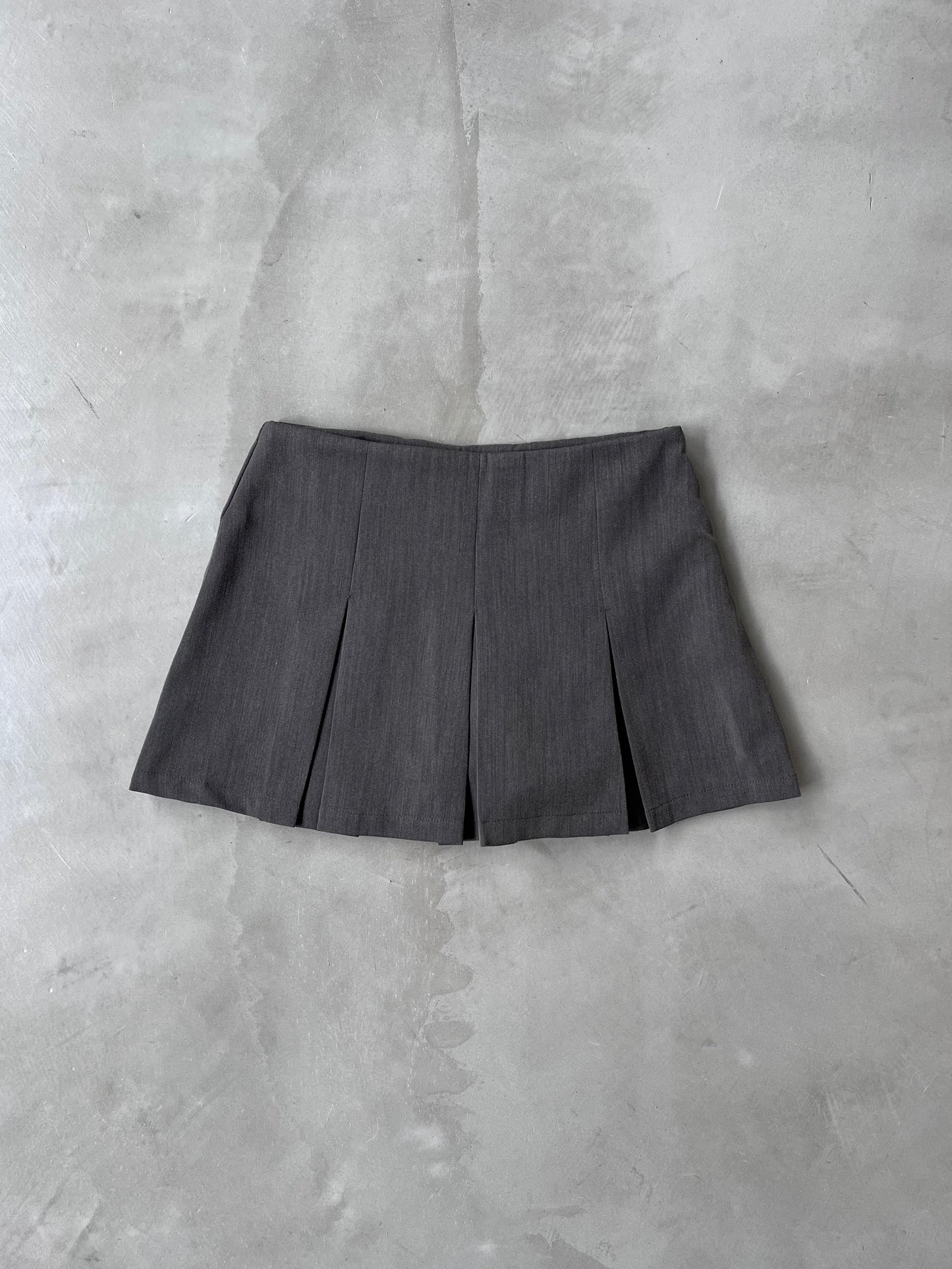 PLEATED BERMUDA SKORT  "GRAY"