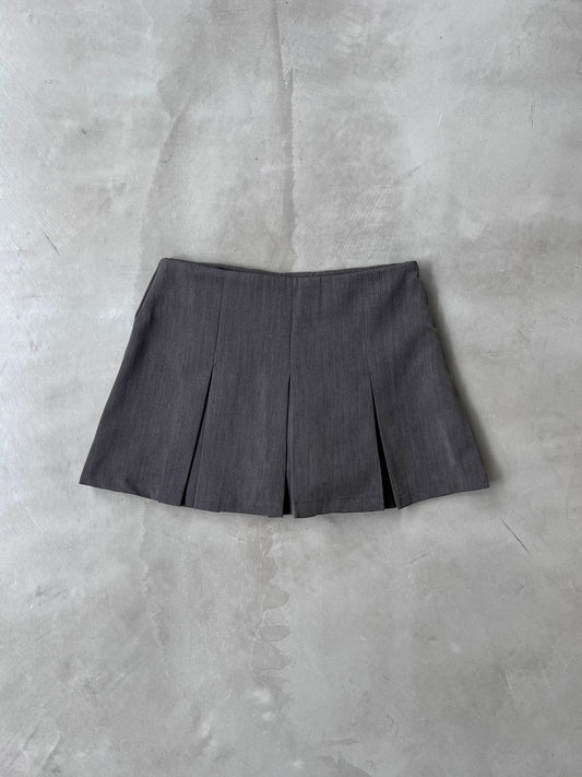 PLEATED BERMUDA SKORT  "GRAY"