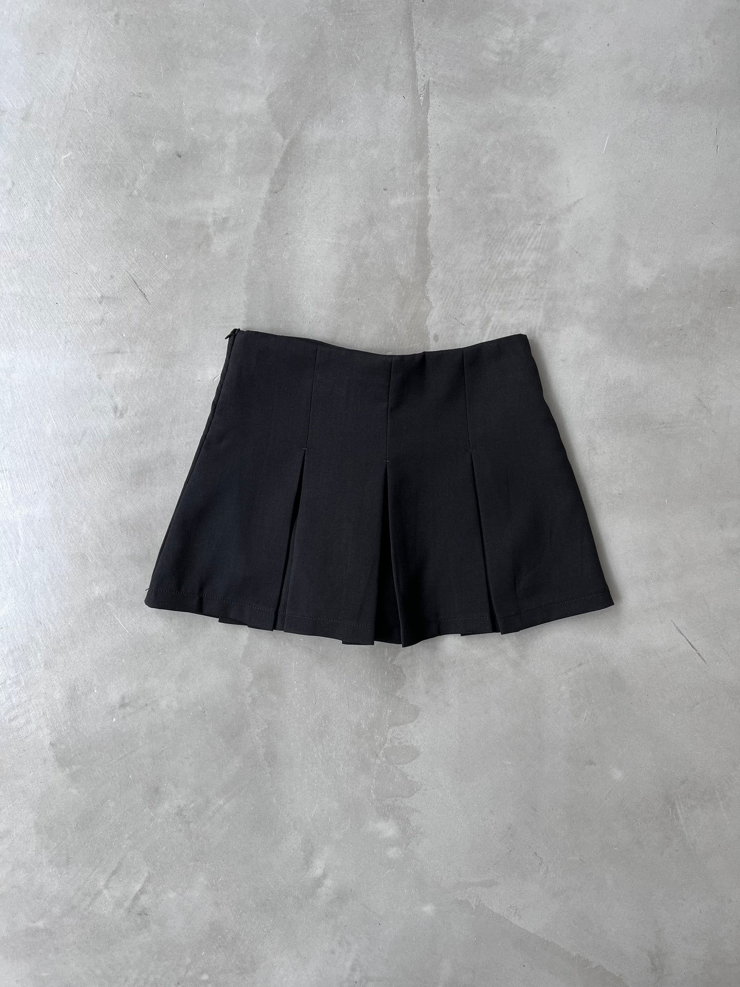 PLEATED BERMUDA SKORT  "BLACK"